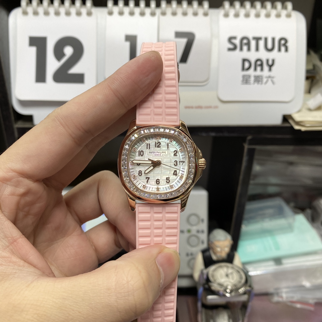Patek Philippe Aquanaut series 5072R-001, White Mother-of-Pearl Dial Rose Gold Case with Diamond Bezel, Women 35.6mm Size.