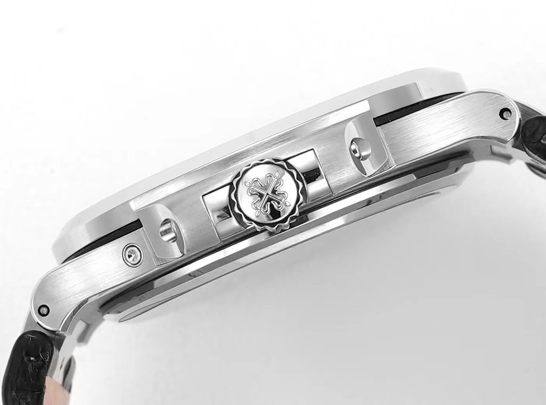 Patek Philippe Nautilus series 5712G steel case leather strap 40mm Size.