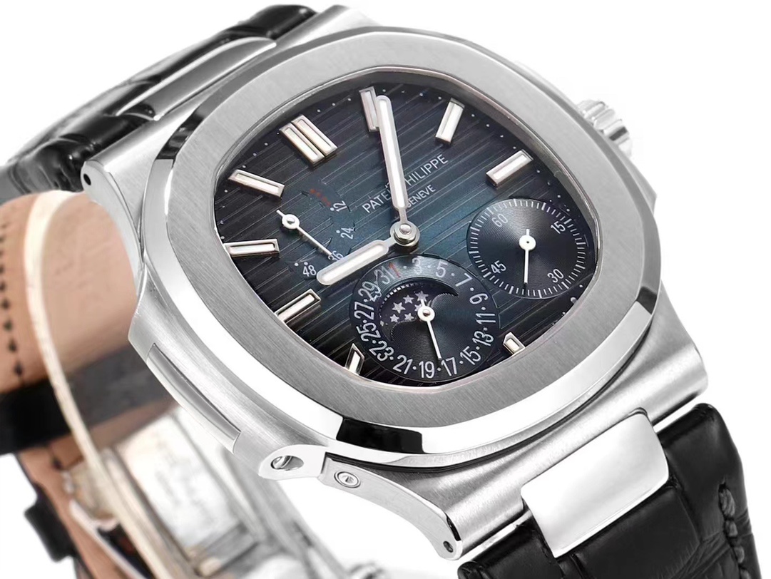 Patek Philippe Nautilus series 5712G steel case leather strap 40mm Size.