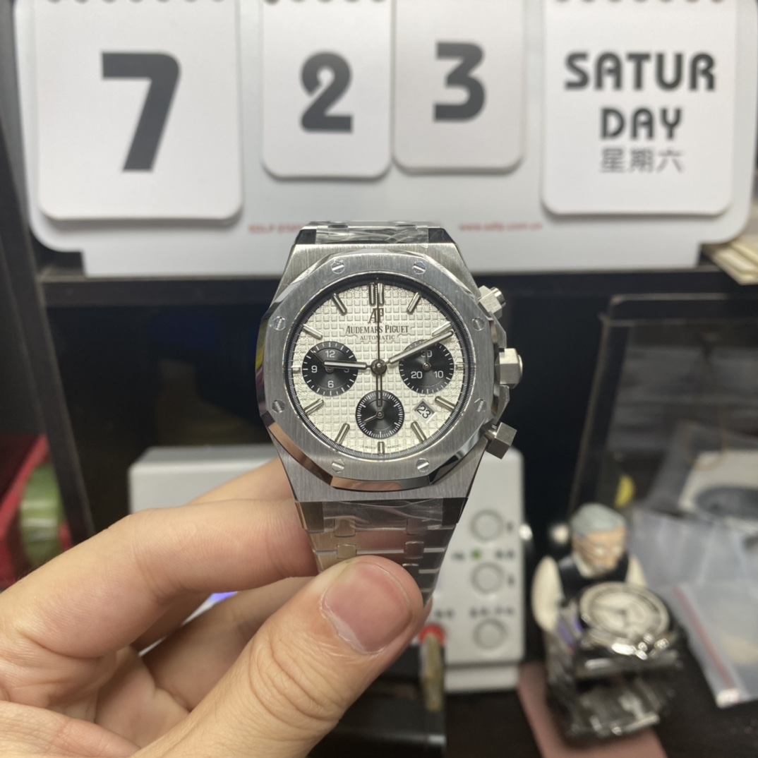 Audemars Piguet Royal Oak Offshore Series 26331ST.OO.1220ST.03, Panda Dial White Dial with Black Subdials, 41mm Size.