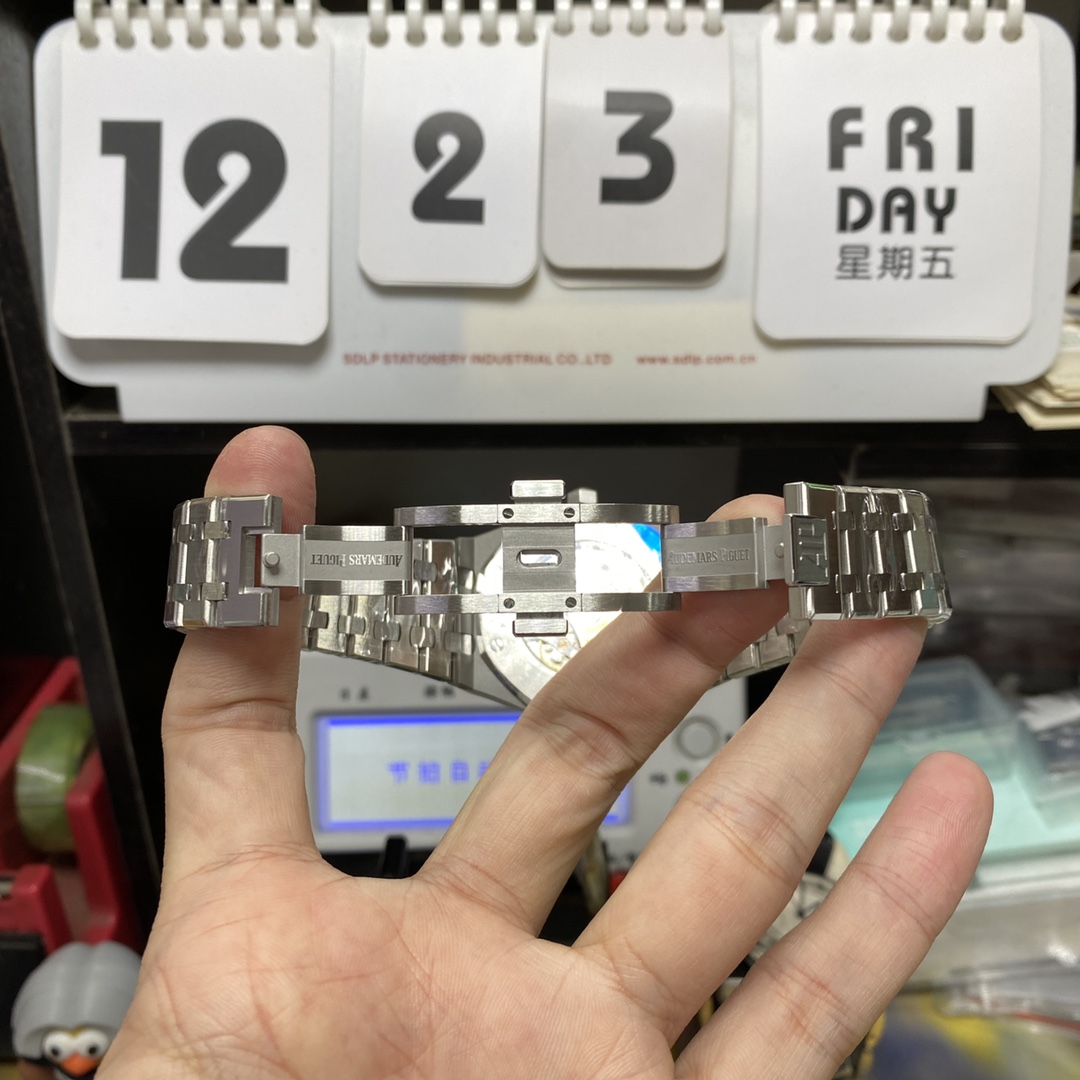 Audemars Piguet Royal Oak Offshore Series 15400ST.OO.1220ST.02, White Dial with Stainless Steel Bracelet, 41mm Size.