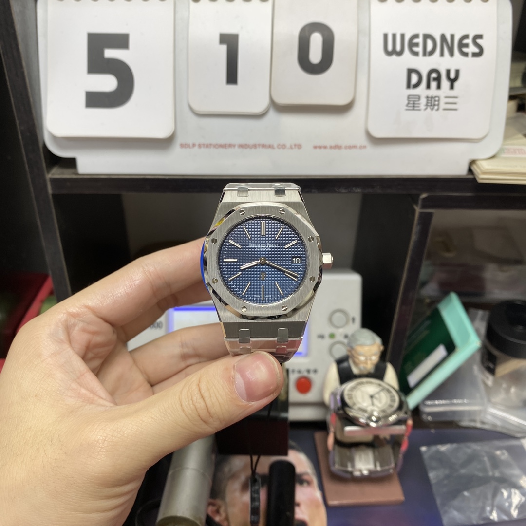 Audemars Piguet Royal Oak Offshore Series 15202ST.OO.1240ST.01, Blue Dial, 39mm Size.