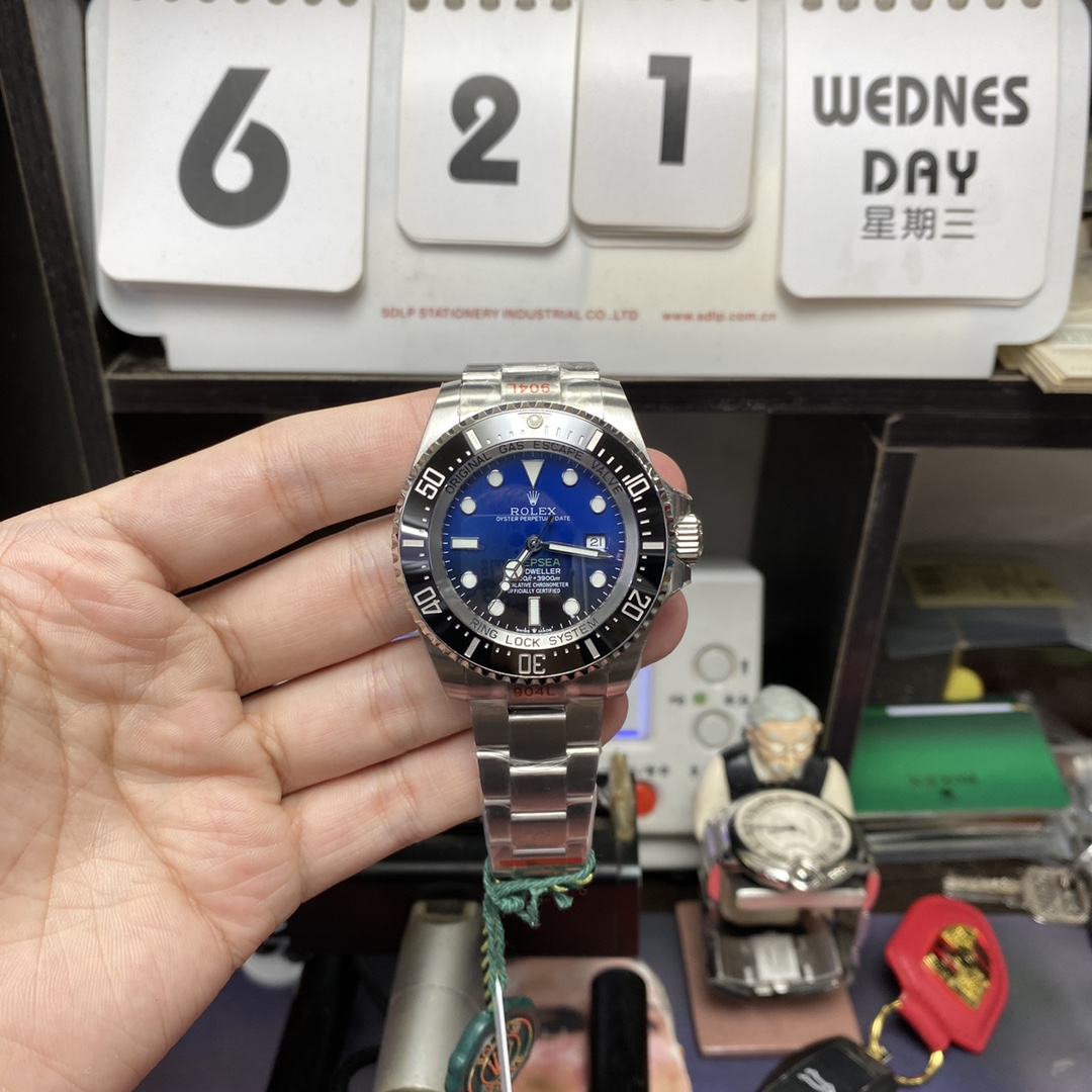 Rolex Sea-Dweller series m136660-0003, Gradient Blue Dial
