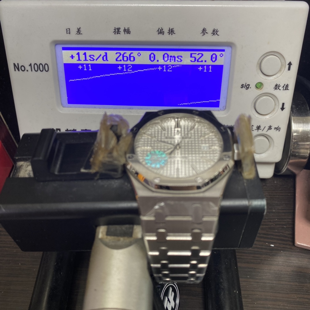 Audemars Piguet Royal Oak Offshore Series 15400ST.OO.1220ST.02, White Dial with Stainless Steel Bracelet, 41mm Size.