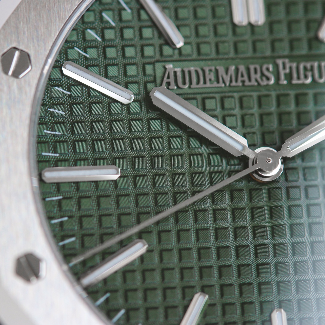 Audemars Piguet Royal Oak Series 15510ST.OO.1320ST.09 Watch 41mm